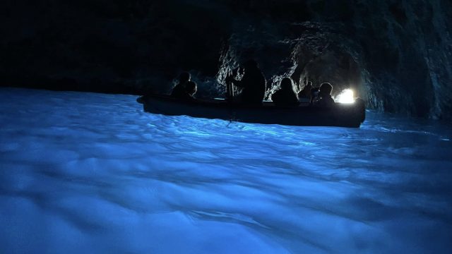 卡不里島 藍洞